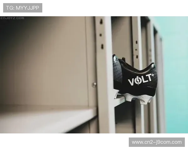 平地足球训练鞋打造稳健控球体验助力提升运动表现